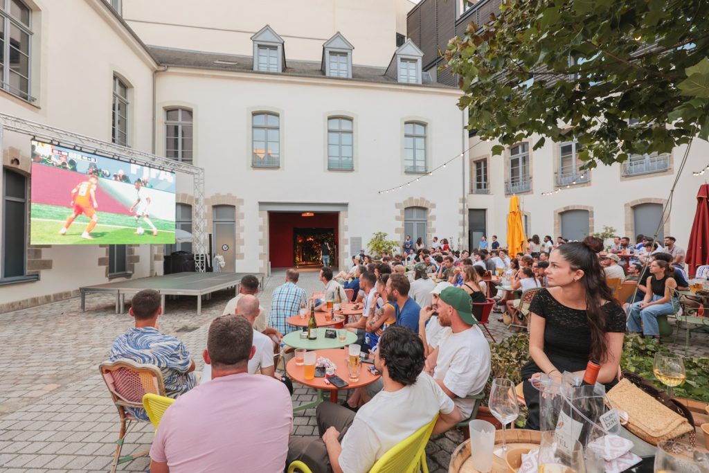 Retransmission d'un match de la Coupe du Monde de football dans la cour du Mama Shelter
