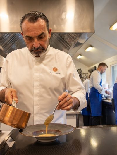 Le chef doublement étoilé Ronan Kervarrec dans la cuisine du restaurant à Saint-Grégoire