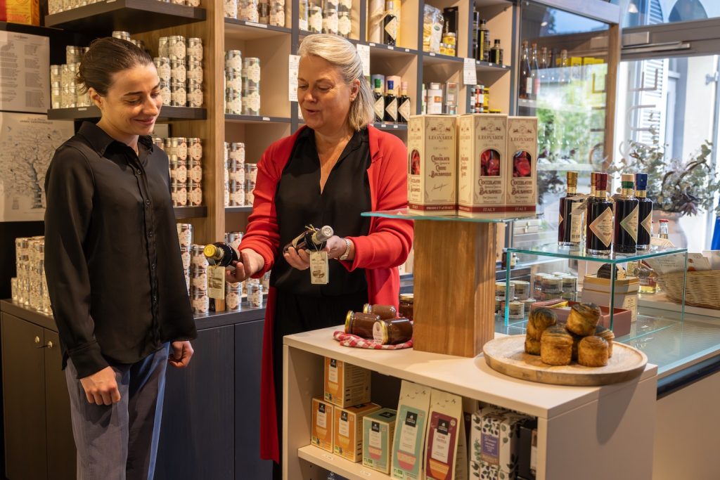 Els Kervarrec présente des produits dans la boutique épicerie fine du restaurant