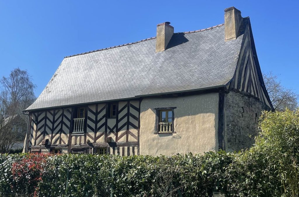 Maison bretonne construite à la bois en terre crue et en pan de bois à Saint-Sulpice la Forêt.
