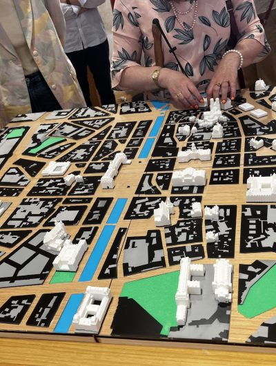 À l'Office du tourisme, une maquette en 3D aide les personnes aveugles et malvoyantes à visualiser le centre-ville