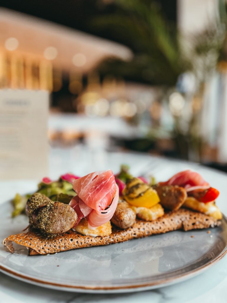 Galette saucisse signature du bistrot breton Monsieur Arthur à Rennes