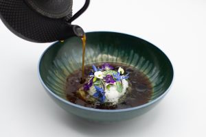 Gros plan sur un plat en sauce du chef Ronan Kervarrec