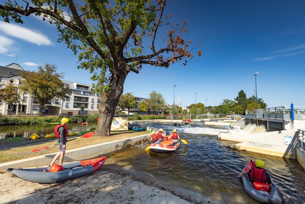 Sur le stade d'eau vives de Cesson, des embarcations gonflables s'apprêtes à descendre la rivière.
