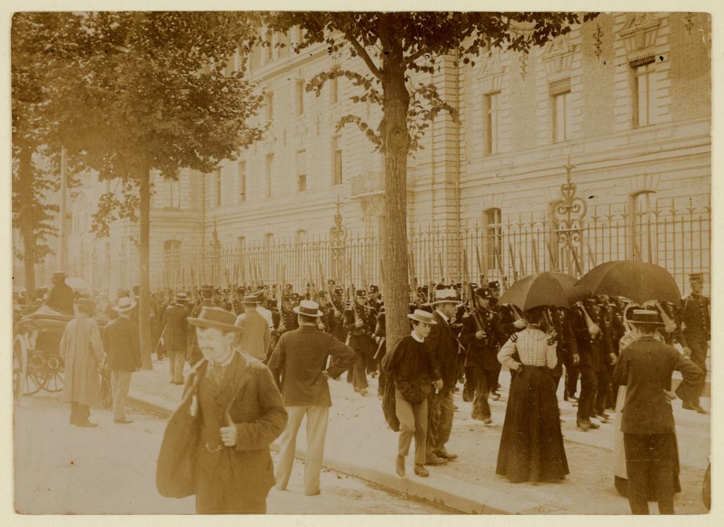Public à l'extérieur du Conseil de guerre de Rennes, pendant l'affaire Dreyfus