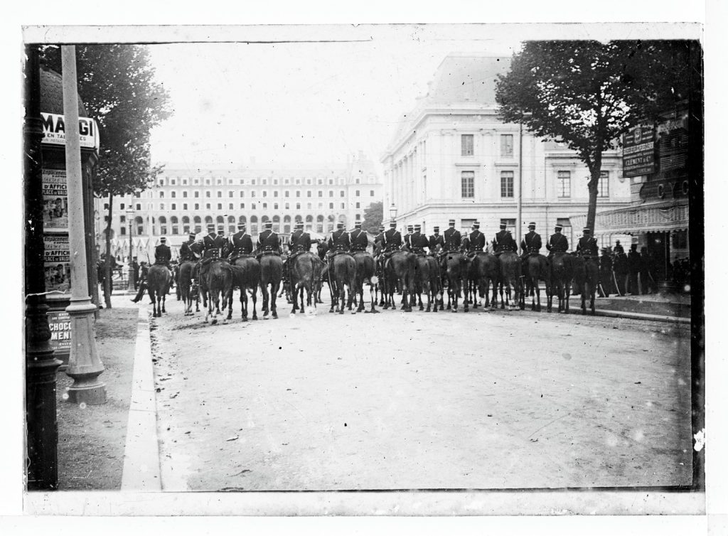 Dans le cadre de l'affaire Dreyfus, patrouille de l'armée près du Lycée de Rennes, où se tient le Conseil de guerre.