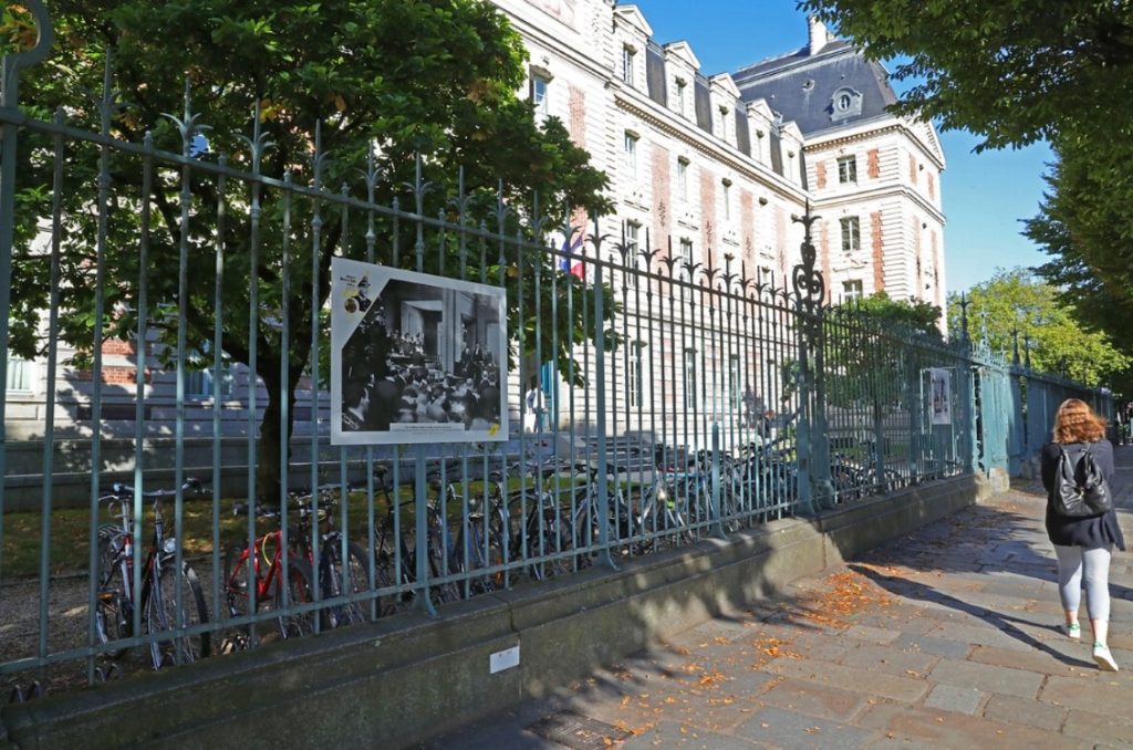 Extérieur du Lycée Emile Zola à Rennes et photographie du second procès d'Alfred Dreyfus.