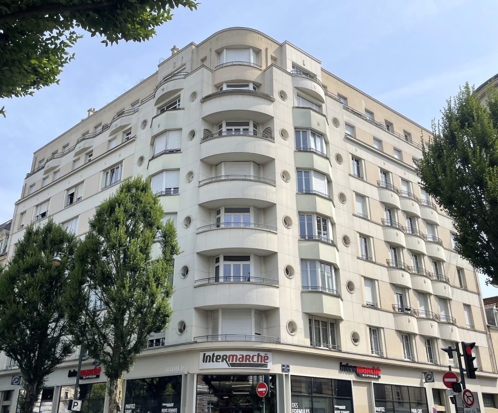 L'immeuble Tomine à Rennes est de style Steamline dit "Paquebot", typique de l'Art déco des années 1930