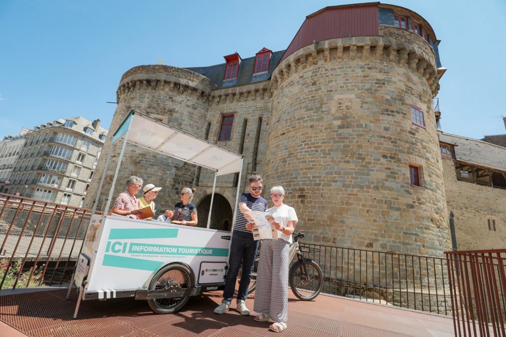 L'office de tourisme mobile devant les Portes Mordelaises