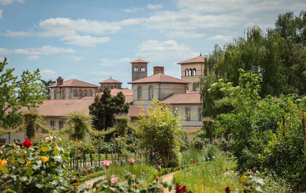 Le collège-lycée Saint-Vincent vu depuis la roseraie du Thabor.