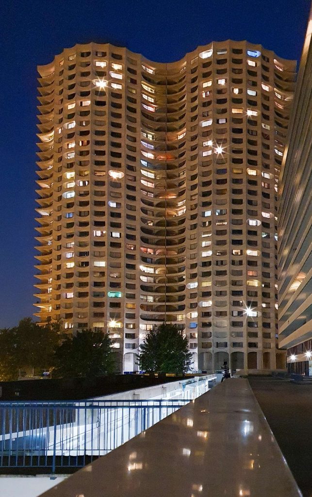 Les Tours des Horizons de nuit à Rennes