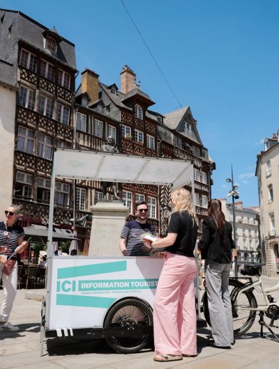 Le vélo-remorque touristique se poses dans les lieux incontournables pour conseiller les visiteurs