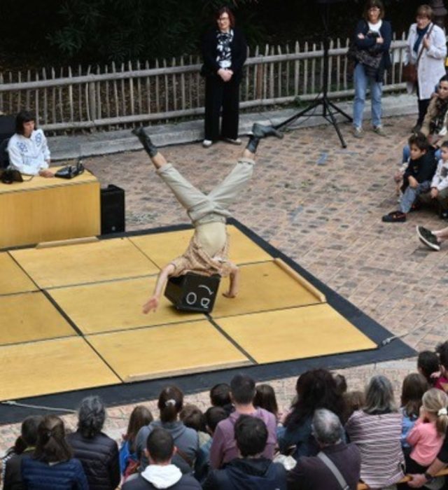 Ay-Roop - C'est Carré - Cie Inéluctable Brigitte Jugaz