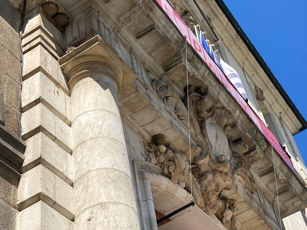hotel-de-ville-rennes-nids-hirondelles-32280