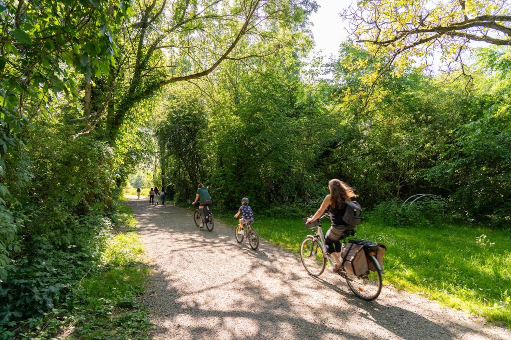 Une famille à vélo se balade dans les Prairies Saint-Martin