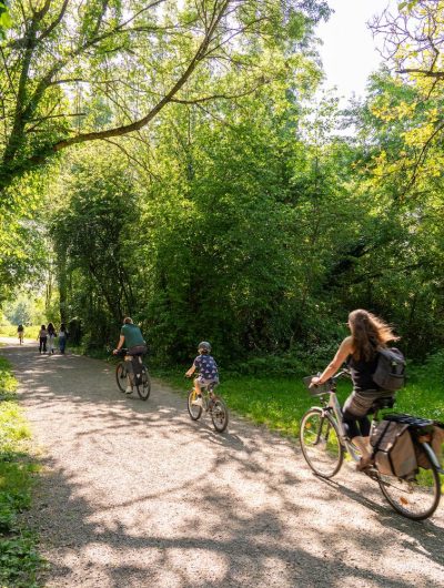 Une famille à vélo se balade dans les Prairies Saint-Martin