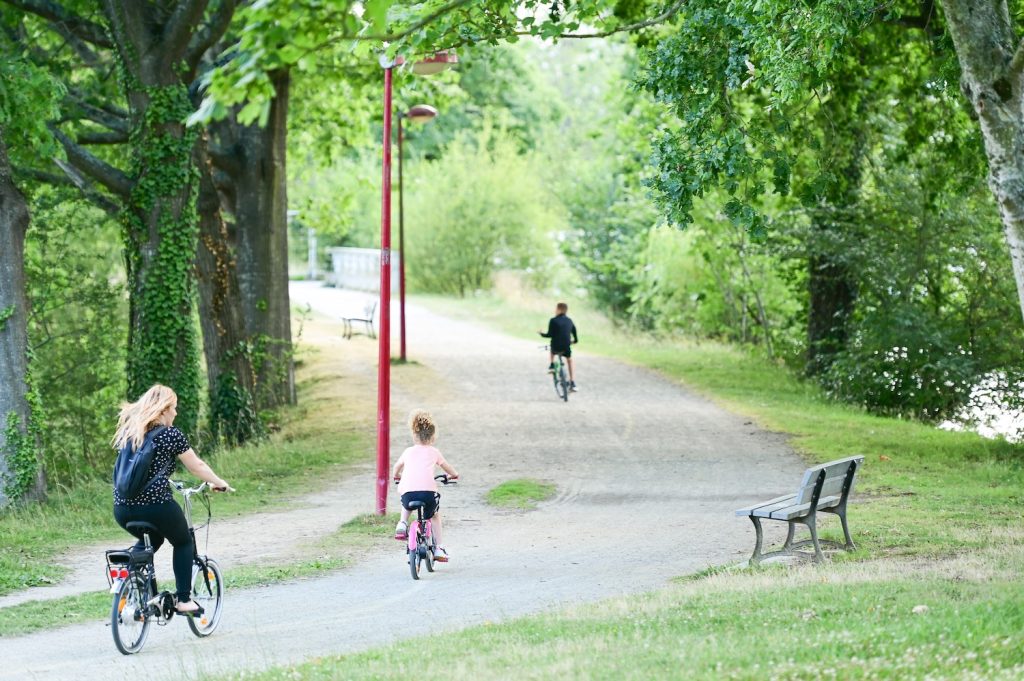 Une famille à vélo circule au bord du halage à Cesson-Sévigné