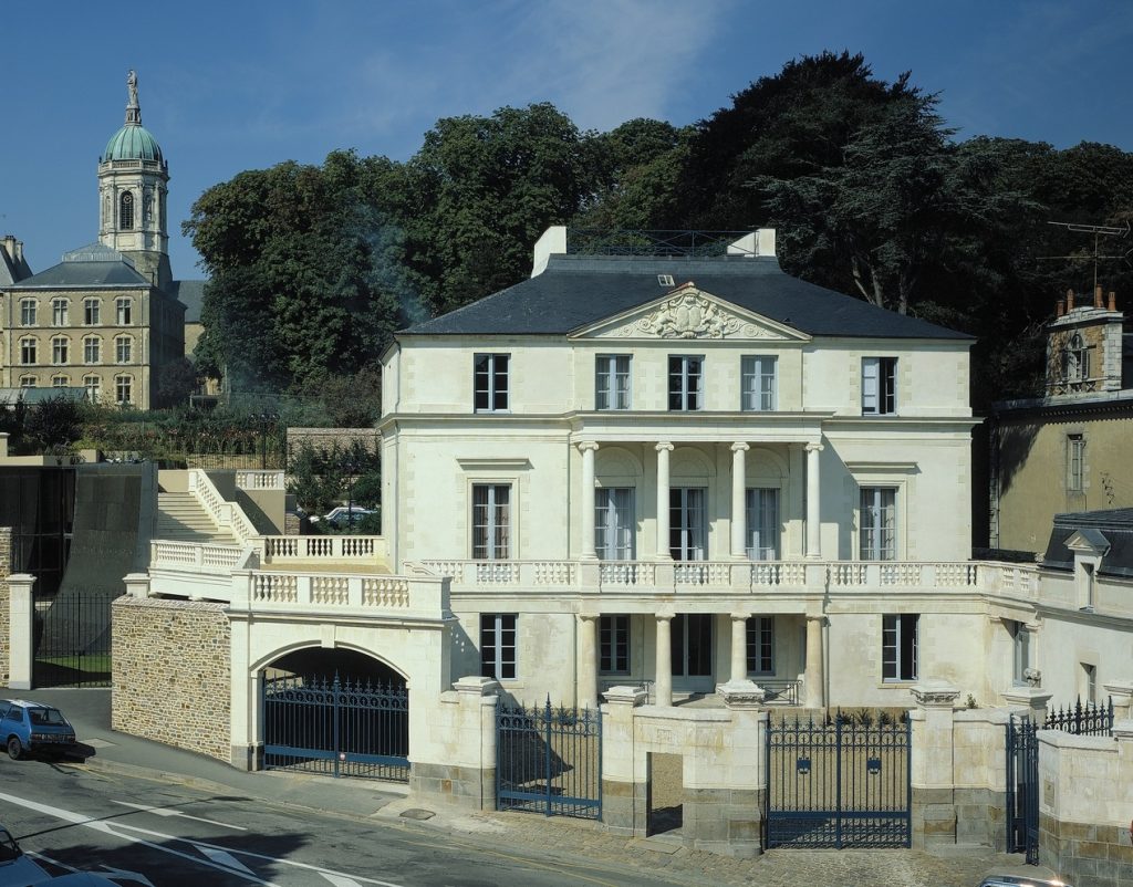 facade-hotel-de-courcy-14722-14722-19496-24428-28671-33006.jpg