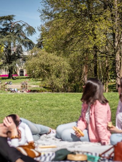 Groupe installé sur une pelouse du parc Oberthür, à Rennes