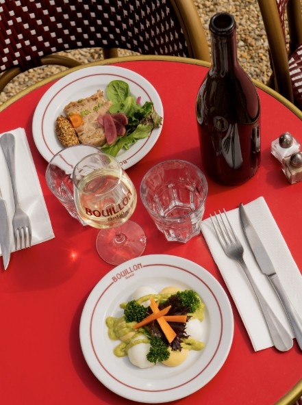 assiettes et bouteille de vin chez Satio Bouillon