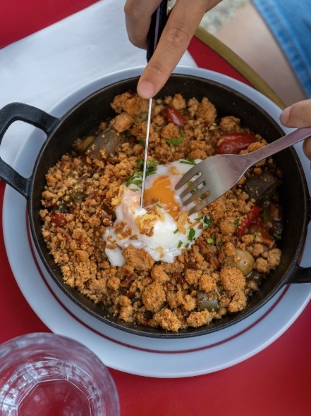 Œuf et crumble chez Satio Bouillon