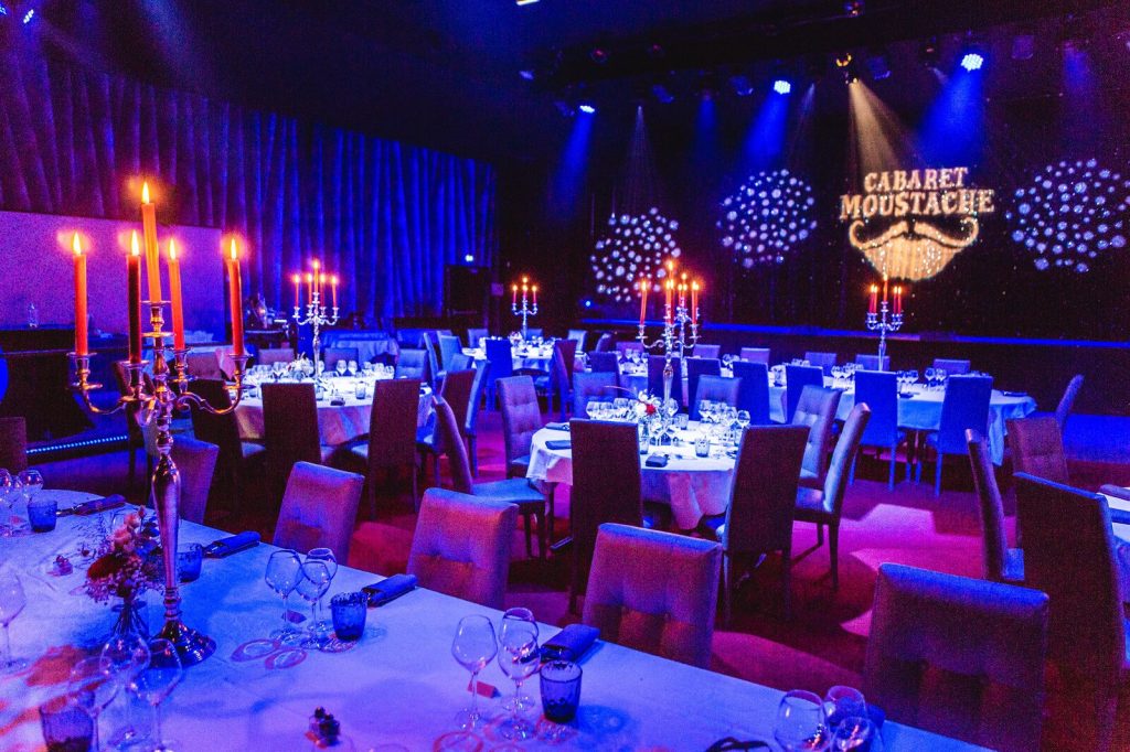 Salle du cabaret Moustache à Nouvoitou avant le dîner-spectacle.