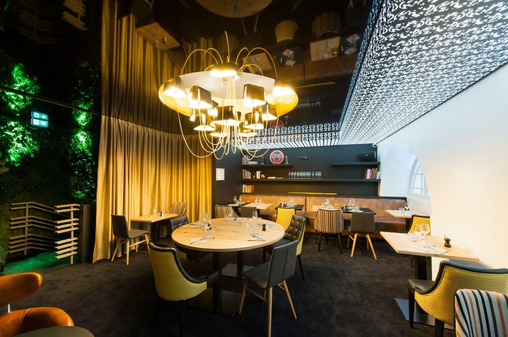 Salle de l'étage du restaurant Le Piccadilly
