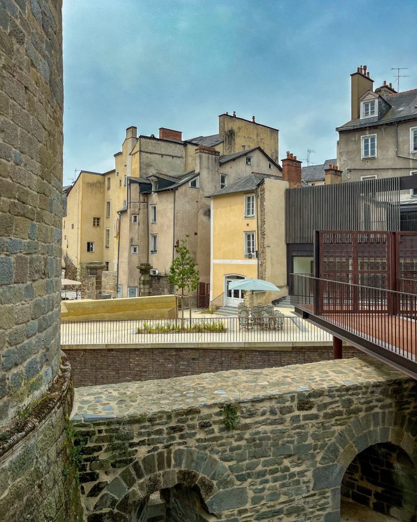 Vue sur les remparts depuis le Bistrot des Remparts, à Rennes