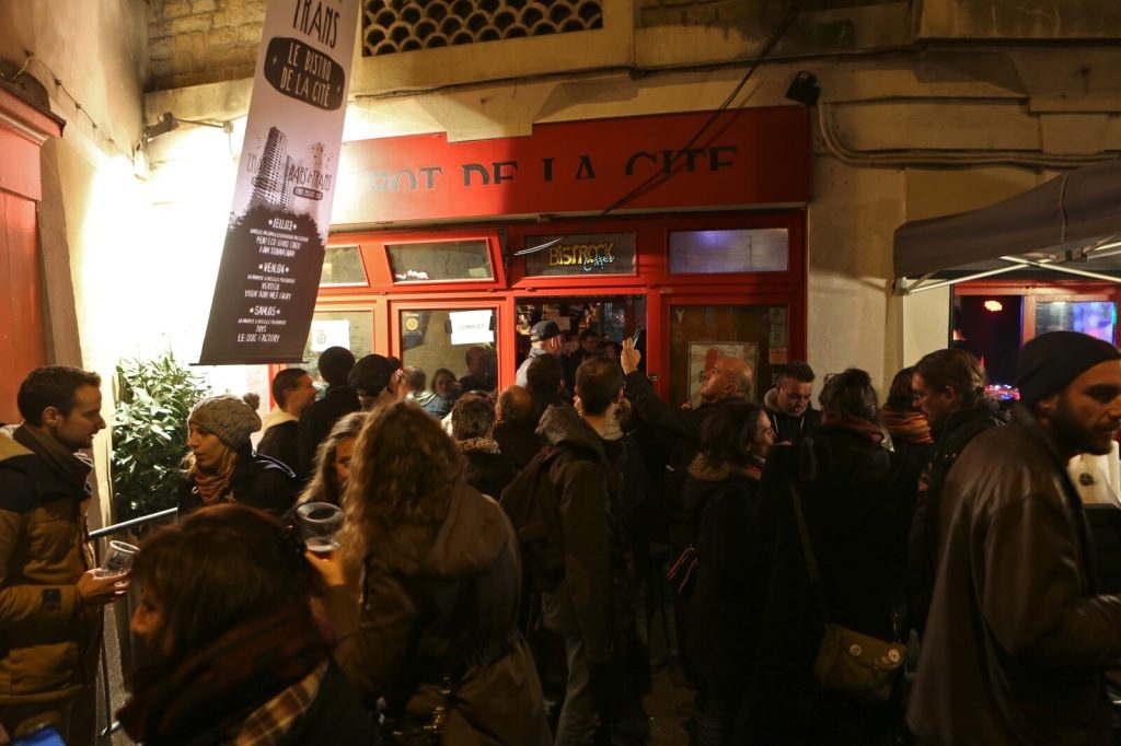 Foule de fêtards devant l'entrée du bistrot de la Cité à Rennes pendant un festival de musique