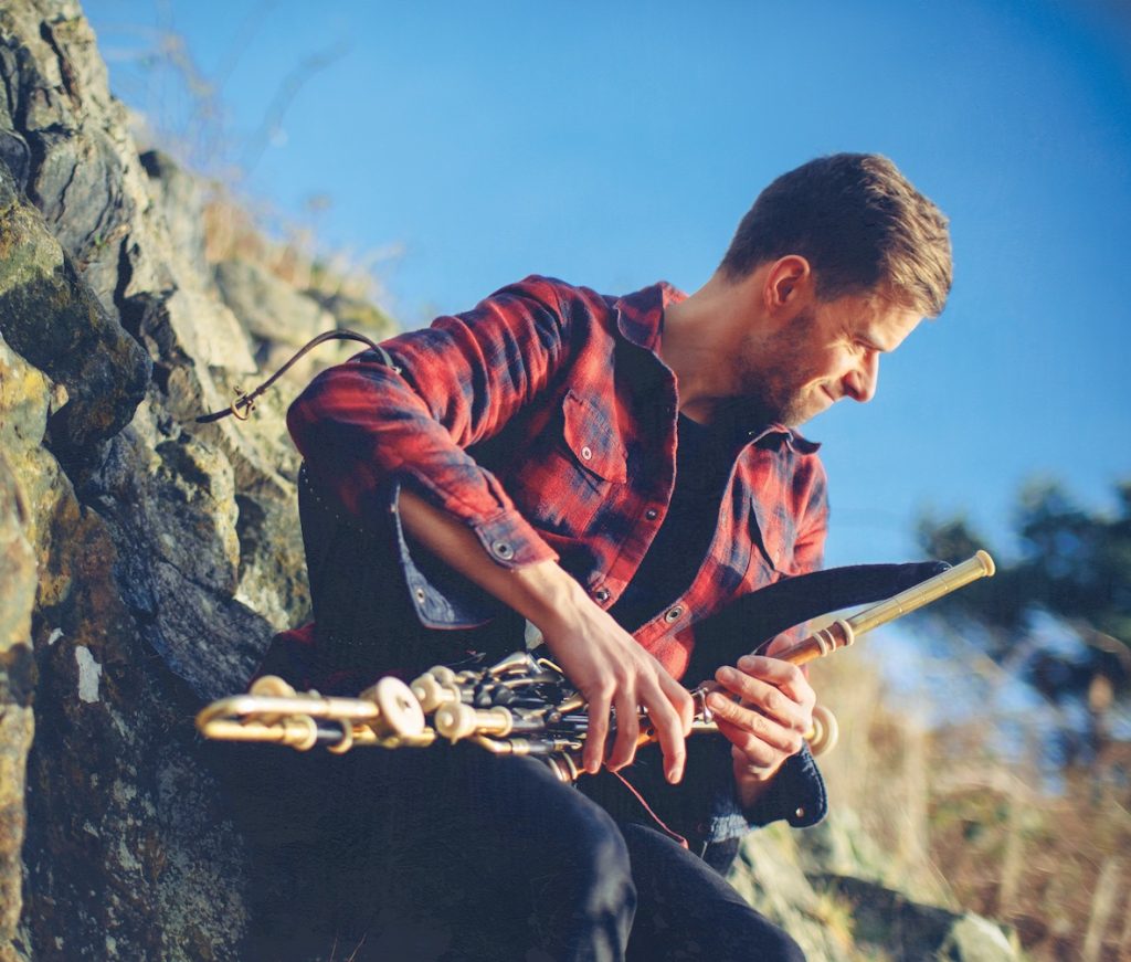 Calum Stewart est un joueur de Uilleann Pipes, flûtiste et compositeur primé, originaire de Moray, en Écosse.