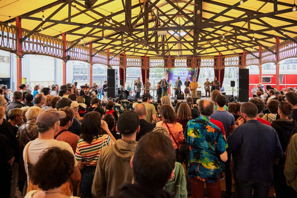 Au grand huit concert dans le cadre de transat en ville du groupe japonais d'Afro funk Ajate, mélange unique de musique afro-groove/afro-funk mêlée à une musique de festival traditionnelle japonaise appelée « Ohayashi ».