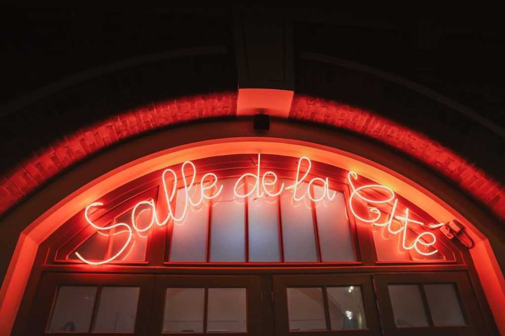 Enseigne lumineuse rouge de la salle de la Cité à Rennes