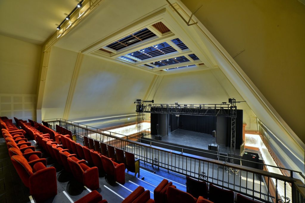 Vue de l'intérieur de la Salle de la Cité depuis le balcon.