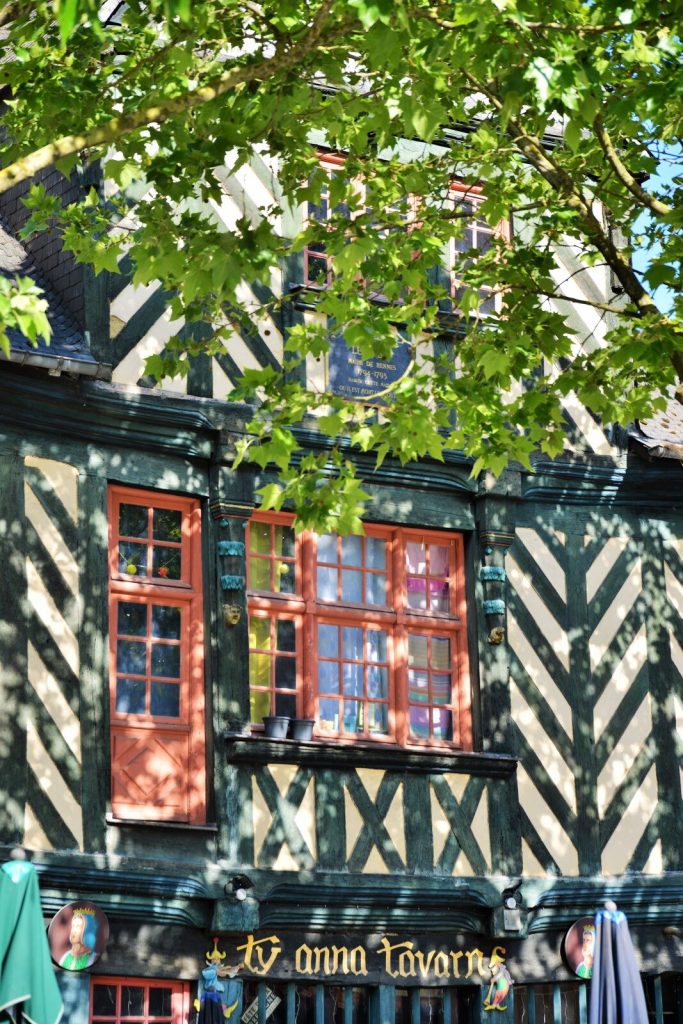 Détail de la façade de la taverne Ty Anna, place Sainte-Anne à Rennes