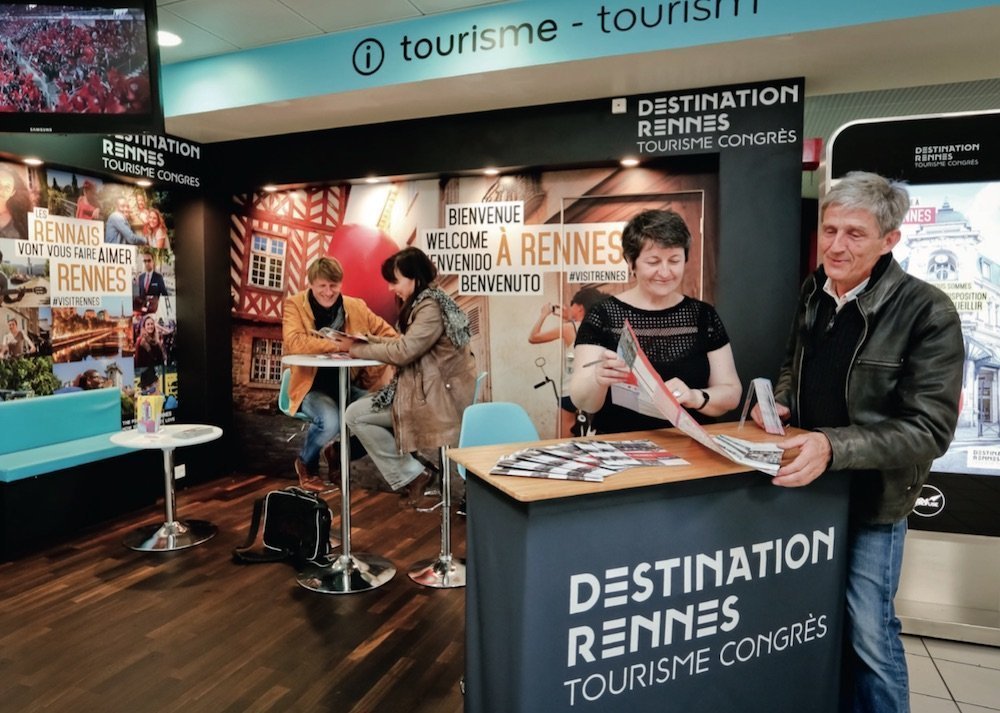 Comptoir accueil/information Destination Rennes à l'aéroport