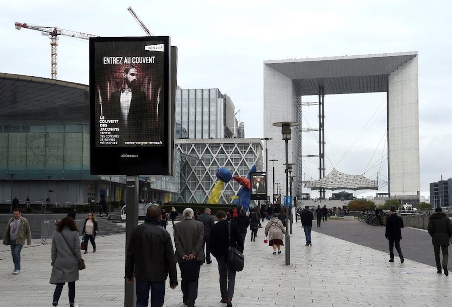 Campagne de publicité à la Défense